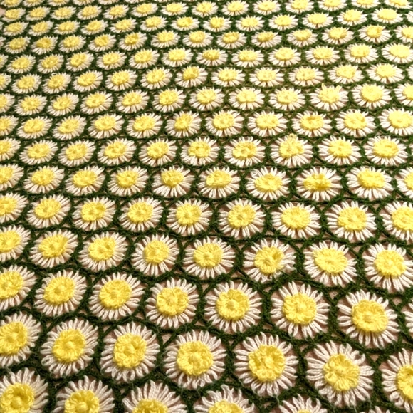 Other - Vintage 1968 Handmade / Unique Daisy Medallion Afghan.